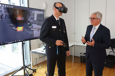 In Rheinland-Pfalz wird neben der Feuerwehr jetzt auch die Polizei mittels Virtual Reality für Einsatzsituationen geschult.