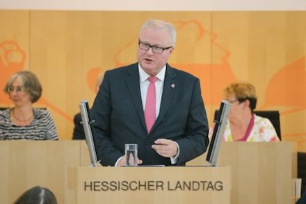 Hessens Finanzminister Thomas Schäfer spricht im Landtag zur Verabschiedung des Nachtragshaushalts.