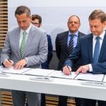 Wirtschaftsminister Martin Dulig (l.) und Ministerpräsident Michael Kretschmer unterzeichnen den Pakt für zukunftssichere Mobilfunknetze in Sachsen.