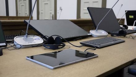 Hamburg: Gerichtssäle verfügen über Computer mit Touchscreens und Tablets