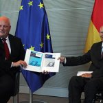 Der Bundesdatenschutzbeauftragte Ulrich Kelber (l.) übergibt seine aktuellen Tätigkeitsberichte an den Präsidenten des Deutschen Bundestages