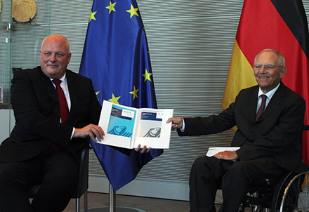 Der Bundesdatenschutzbeauftragte Ulrich Kelber (l.) übergibt seine aktuellen Tätigkeitsberichte an den Präsidenten des Deutschen Bundestages