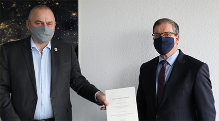 BSI-Vizepräsident Gerhard Schabhüser (links) übergibt Christoph Lauffer die Urkunde zur Ernennung zum Informationssicherheitsbeauftragten für die IT-Konsolidierung Bund.