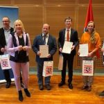 Hessens Digitalministerin Kristina Sinemus (3.v.l.) zeichnet die sechs Gewinnerinnen und Gewinner des KI-Ideenwettbewerbs aus.