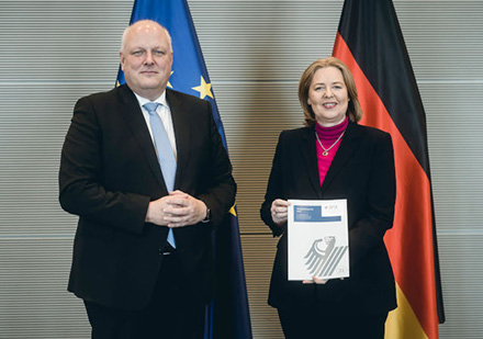 Der Bundesdatenschutzbeauftragte Ulrich Kelber hat seinen 31. Tätigkeitsbericht an die Präsidentin des Deutschen Bundestags