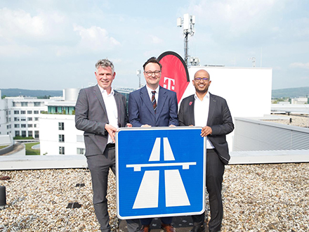 Die Autobahngesellschaft des Bundes und die Telekom starten eine Kooperation für flächendeckenden Breitband-Mobilfunk entlang des Autobahnnetzes.