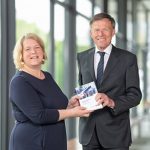Sachsens Datenschutz- und Transparenzbeauftragte Dr. Juliane Hundert überreicht dem Landtagspräsidenten Dr. Matthias Rößler ihren Tätigkeitsbericht Datenschutz 2022.