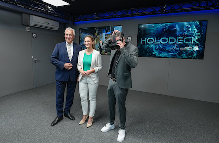 Bayerns Innenminister Joachim Herrmann und Digitalministerin Judith Gerlach stellen gemeinsam mit Experten des Landeskriminalamts den Tatort-Virtual-Reality-Raum