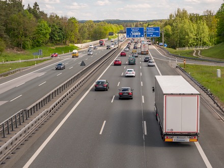 Neues Betriebssystem AutobahnOS soll  Fernstraßeninfrastruktur digital vernetzen und helfen