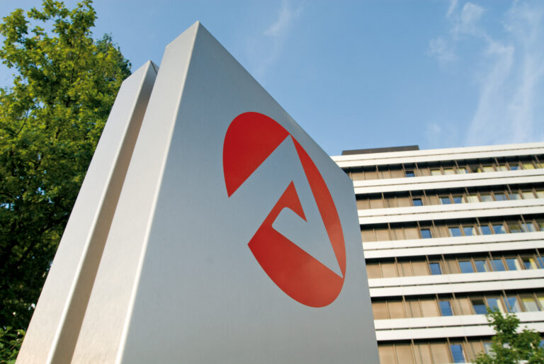 Das Bild zeigt das Logo der Arbeitsagentur mit dem Gebäude der Unternehmenszentrale im Hintergrund.