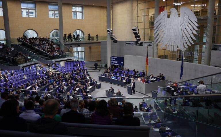 Das Bild zeigt den Plenarsaal des Deutschen Bundestags.
