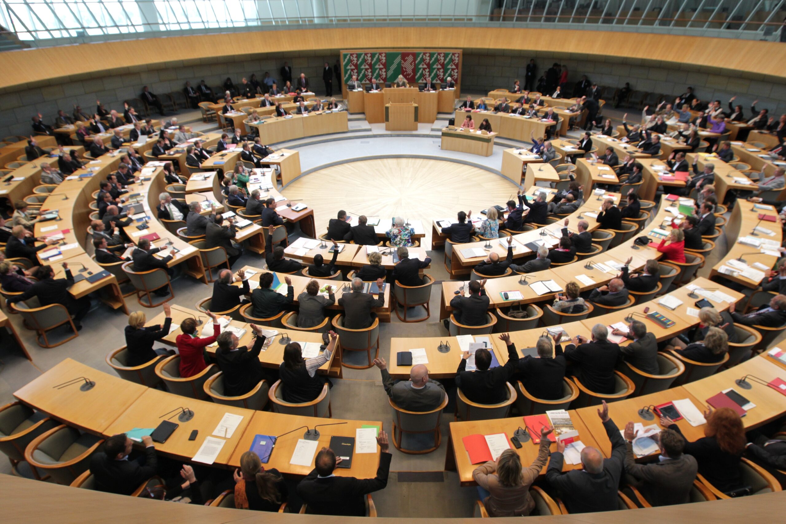 Das Bild zeigt den Plenarsaal des Landtags NRW während einer Sitzung.