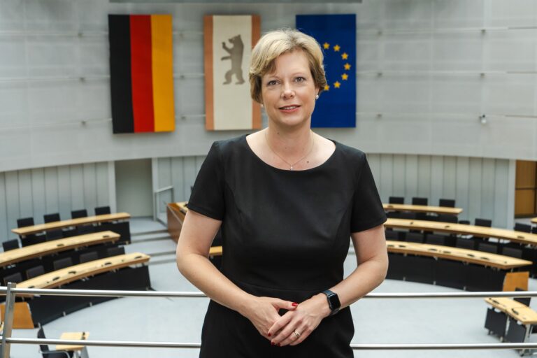 Das Bild zeigt Cornelia Seibeld, Präsidentin des Abgeordnetenhauses von Berlin