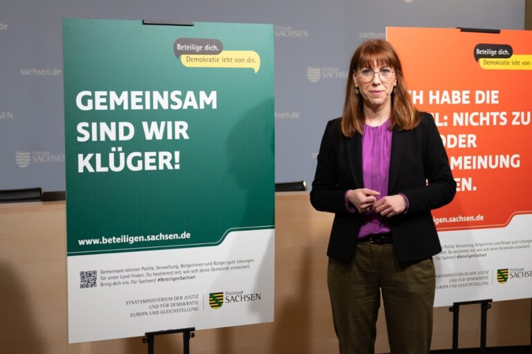 Sachsens Demokratieministerin Katja Meier während einer Präsentation.
