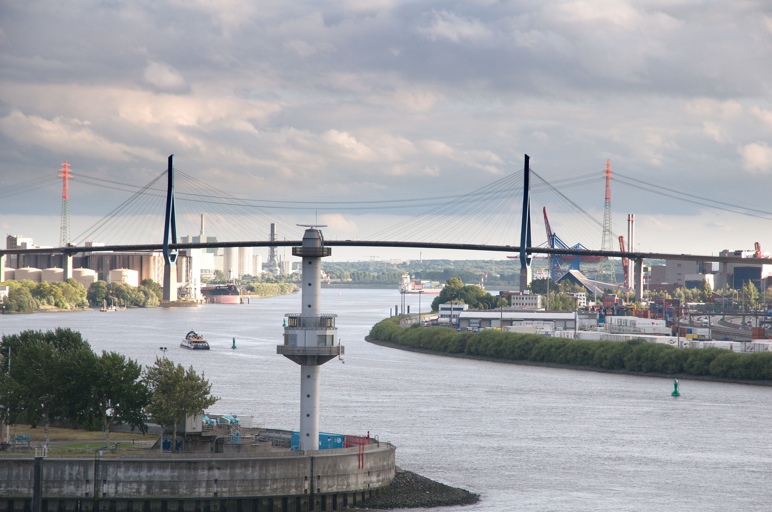 Panoramablick auf den Hamburger Hafen mit Blick auf die Köhlbranbrücke