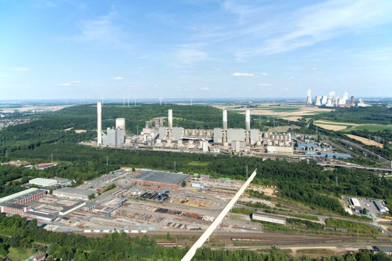 Das Bild zeigt eine Luftausnahme des Kraftwerks Frimmersdorf.