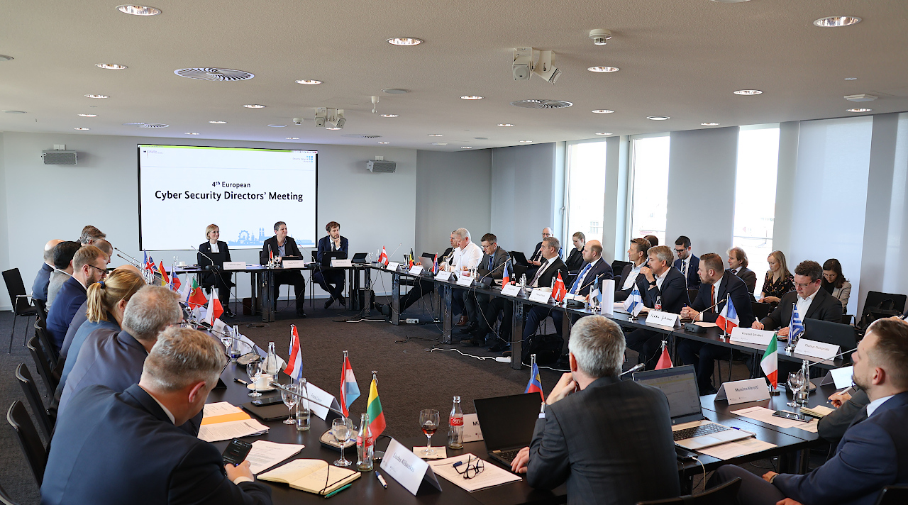 An einem großen Konferenztisch sitzen 26 europäische Cyber-Sicherheitsdirektoren beim Cyber Security Directors‘ Meeting.