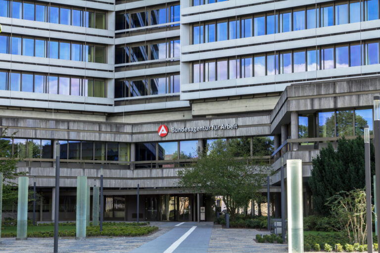 Das Bild zeigt den Haupteingang der Zentrale der Bundesagentur für Arbeit in Nürnberg.