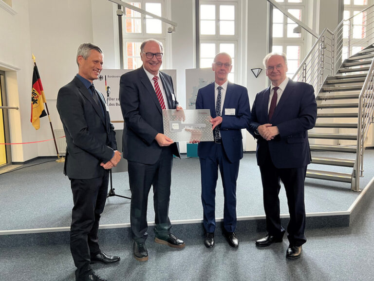 Das Bild zeigt unter anderem Sachsen-Anhalts Ministerpräsident Reiner Haseloff (r.) und BVA-Präsident Christoph Verenkotte (2.v.l.) bei der Einweihung des neuen BVA-Standorts in Magdeburg.