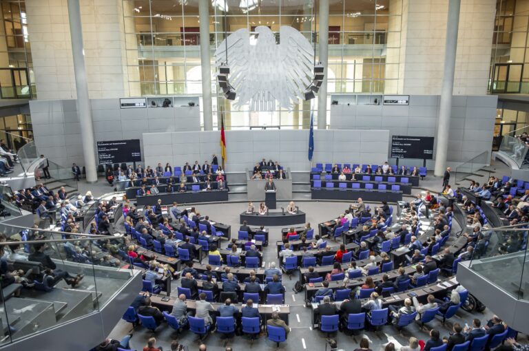 Das Bild zeigt den Plenarsaal des Deutschen Bundestags während einer Sitzung.