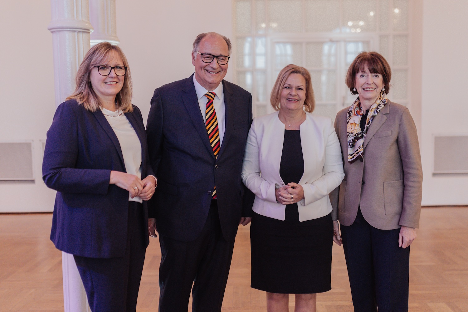 Auf dem Bild sind Katja Wilken, Christoph Verenkotte vom Bundesverwaltungsamt, Bundesinnenministerin Nancy Faeser und Henriette Reker, Oberbürgermeisterin der Stadt Köln, zu sehen.
