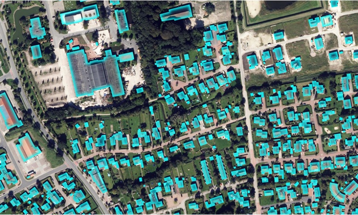 Luftbild einer Siedlung, die Dächer der Gebäude sind von einer KI eingefärbt.