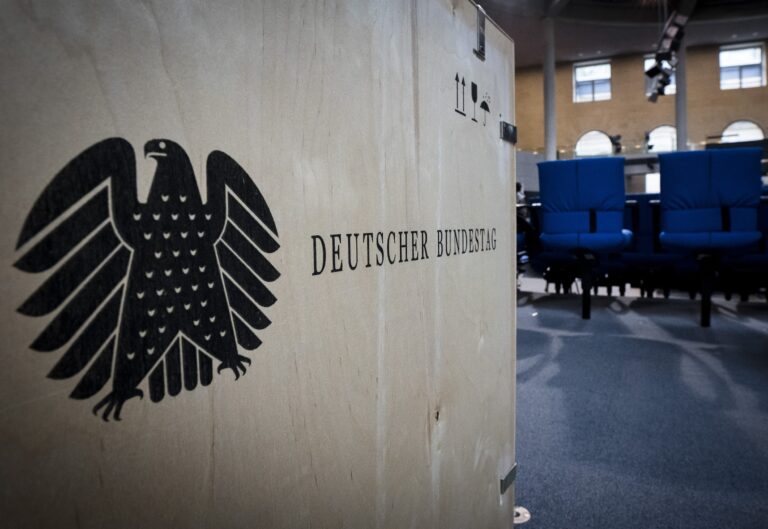Das Bild zeigt einen Zugang zum Plenarsaal mit dem Schriftzug Deutscher Bundestag und dem Bundesadler.
