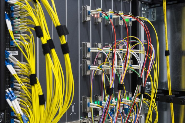 Das Bild zeigt die Verkabelung von Servern am Internet-Knoten DE-CIX in Frankfurt.