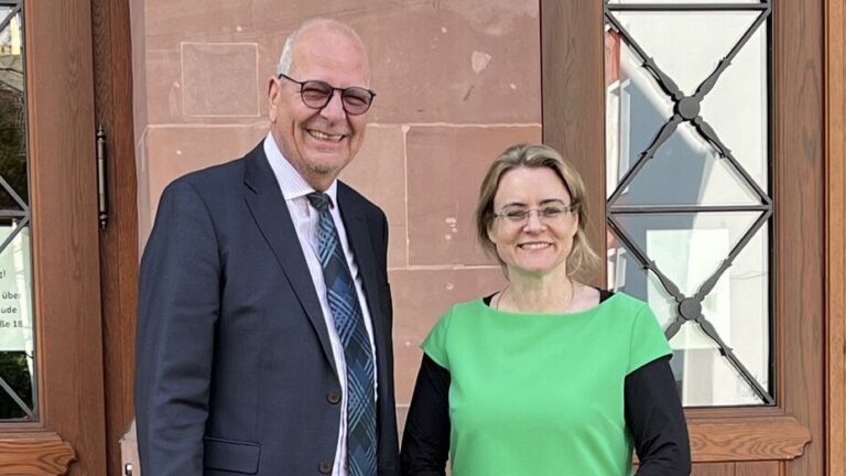 v.l.: Stefan Mohr, Präsident des Amtsgerichts Offenbach mit Staatssekretärin Tanja Eichner.