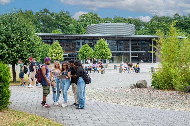 Das Bild zeigt den Campus der Hochschule Schmalkalden mit Gruppen von Studierenden.