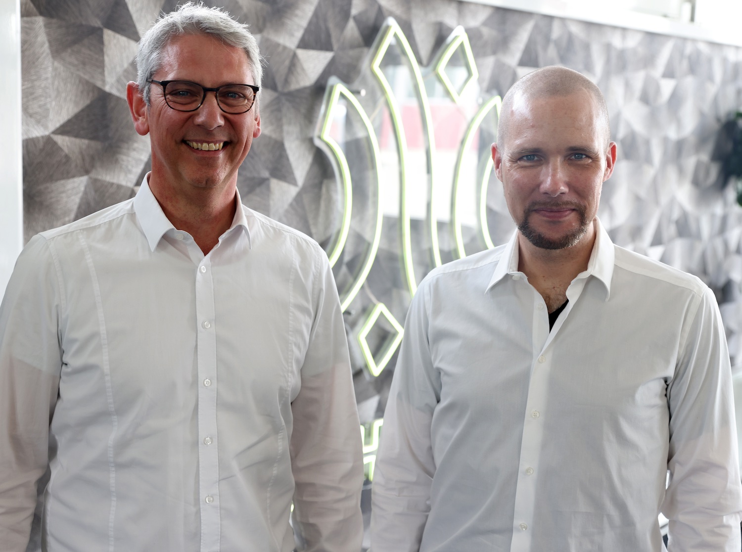 Das Bild zeigt Michael Hagedorn, CEO von Materna, und Jonas Andrulis, CEO von Aleph Alpha.