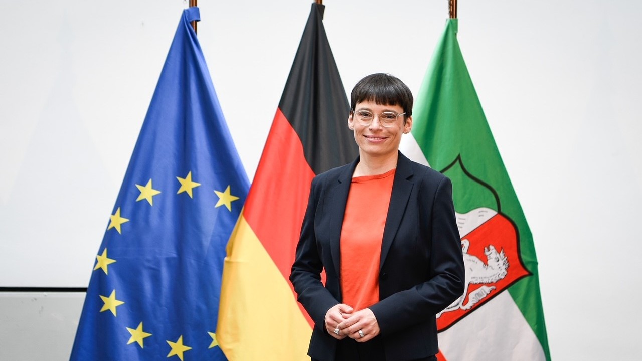 Das Bild zeigt NRW-Integrationsministerin Josefine Paul.