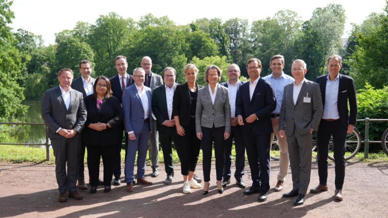 Gruppenfoto mit Mitgliedern der Task Force Mobilfunk NRW.