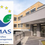 Kollage: Foto eines Bürogebäudes, über das links das EMAS-Logo gelegt ist mit Text „EMAS geprüftes Umweltmanagement Reg. No. DE-110-00044“