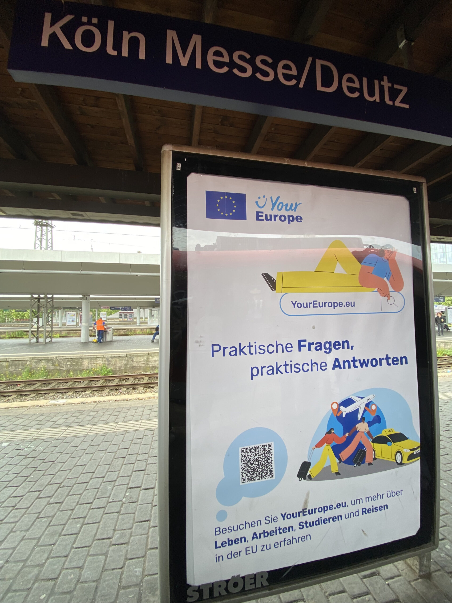 Ein Plakat bewirbt am Bahnhof Köln Messe/Deutz das Your-Europe-Portal.