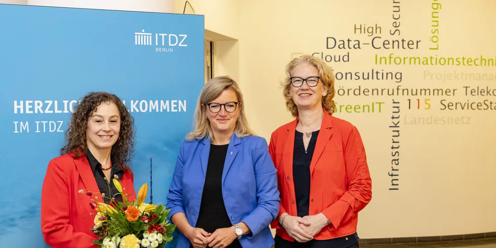 Die neue Leiterin des ITDZ Berlin Maria Borelli, Berlins CDO Martina Klement, die stellvertretende Vorständin des ITDZ Berlin, Anne Lolas.