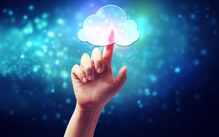 Symbol Cloud Computing, Hand tippt auf digitale Wolke