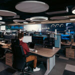 Das Bild zeigt Arbeitsplätze im Nationalen IT-Lagezentrums des Bundesamts Für Sicherheit in der Informationstechnik.