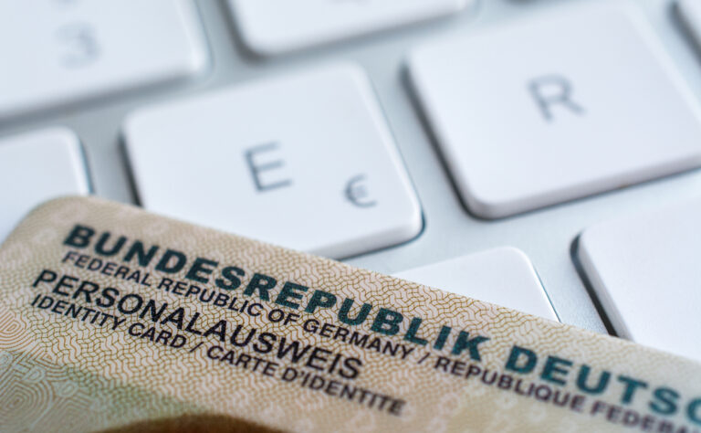 Personalausweis der Bundesrepublik Deutschland auf einer Tastatursteuerung liegend