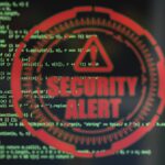 Das Bild zeigt einen Bildschirm mit Code-Zeilen, davor in roter Warnschrift: Security Alert.