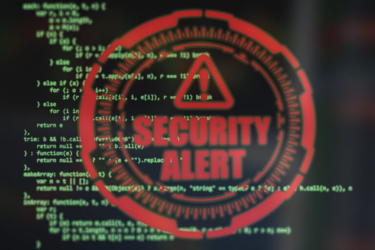 Das Bild zeigt einen Bildschirm mit Code-Zeilen, davor in roter Warnschrift: Security Alert.