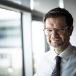 Porträt Bundesjustizminister Dr. Marco Buschmann in Hemdsärmeln und Schlips