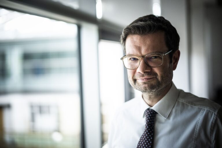 Porträt Bundesjustizminister Dr. Marco Buschmann in Hemdsärmeln und Schlips