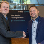 Das Bild zeigt Oliver von Kleist, Partner Manager Cloud bei ]init[, und Tim Kartali, Head of Global Partner Sales bei IONOS.