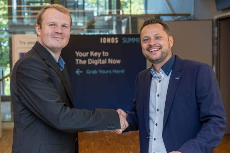 Das Bild zeigt Oliver von Kleist, Partner Manager Cloud bei ]init[, und Tim Kartali, Head of Global Partner Sales bei IONOS.