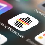 Nahaufnahme eines Smartphone-Screens, im Zentrum das Icon für den Bundesmessenger.