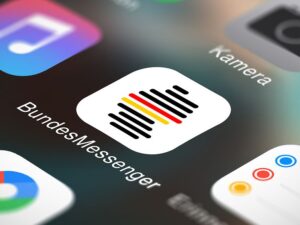 Nahaufnahme eines Smartphone-Screens, im Zentrum das Icon für den Bundesmessenger.