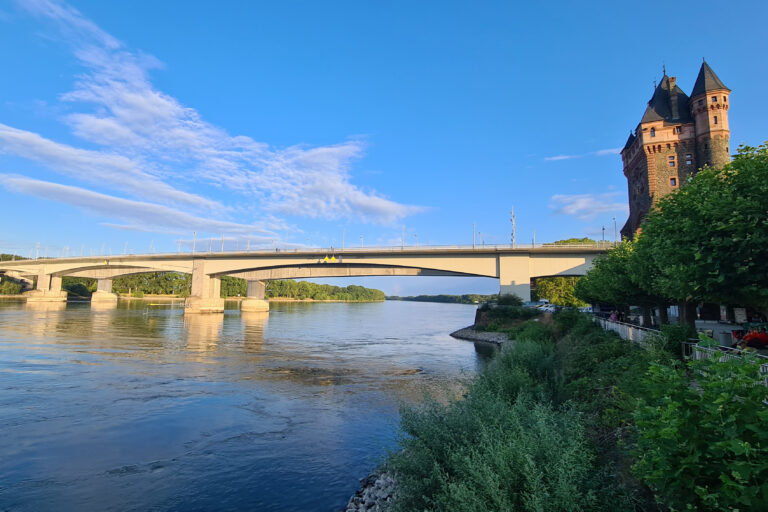 Das Bild zeigt die Nibelungenbrücke, die sich in Worms über den Rhein spannt.