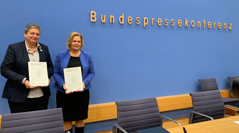 Claudia Plattner (l.), Präsidentin des Bundesamts für Sicherheit in der Informationstechnik (BSI), und Bundesinnenministerin Nancy Faeser präsentieren den Bericht zur Lage der IT-Sicherheit in Deutschland.