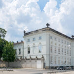 Außenansicht des Ministeriums des Innern und für Kommunales in Potsdam, ein weißes, klassizistisches Gebäude